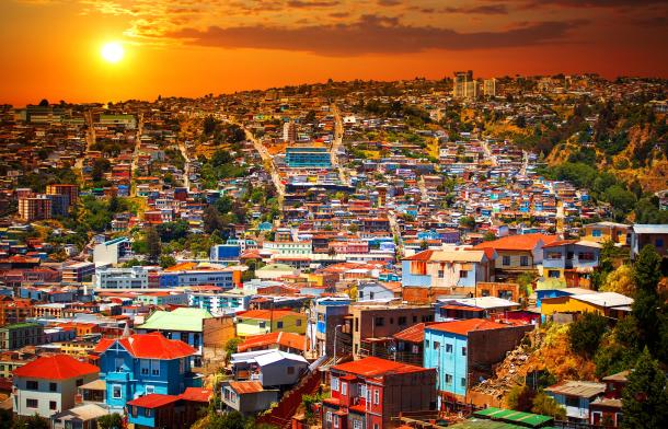 La foto muestra un paisaje de la ciudad de Valparaíso en el atardecer.