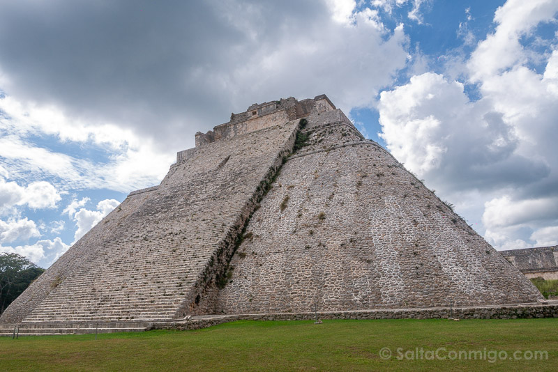 Uxmal Piramide Planta Ovalada