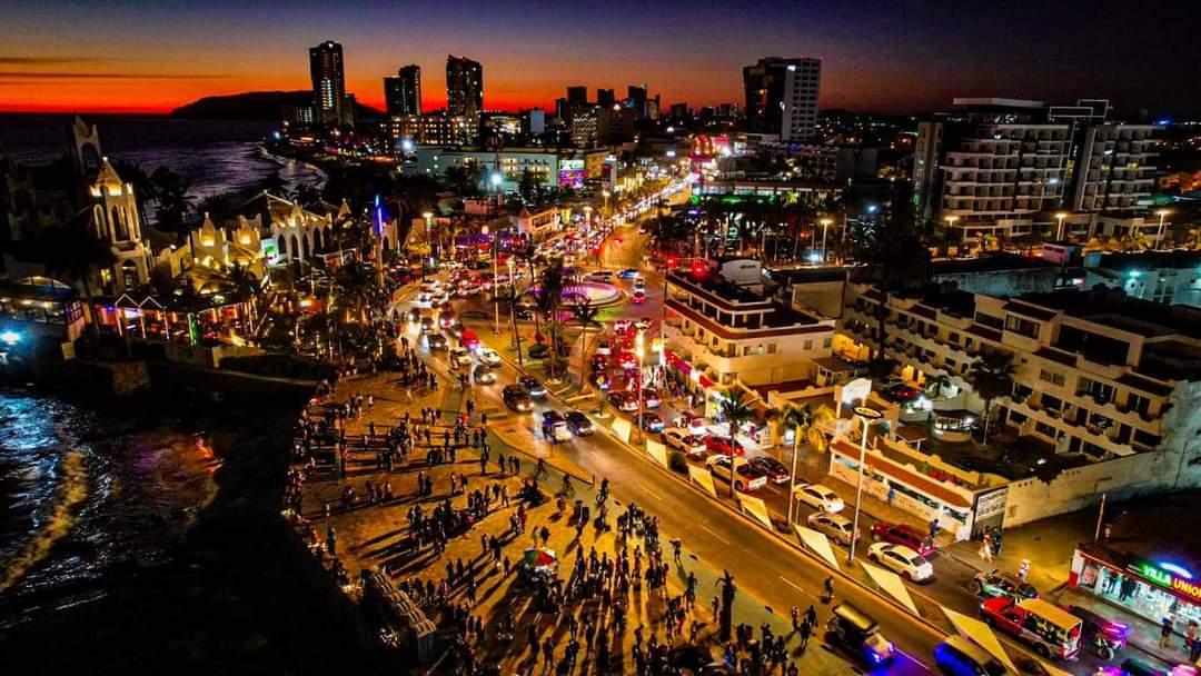Se convierte Malecón de Mazatlán en mar de gente esta noche de sábado - Los Noticieristas