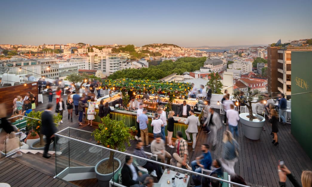 El bar en la azotea de Lisboa | Sky Bar by SEEN| AVANI Avenida Lisboa