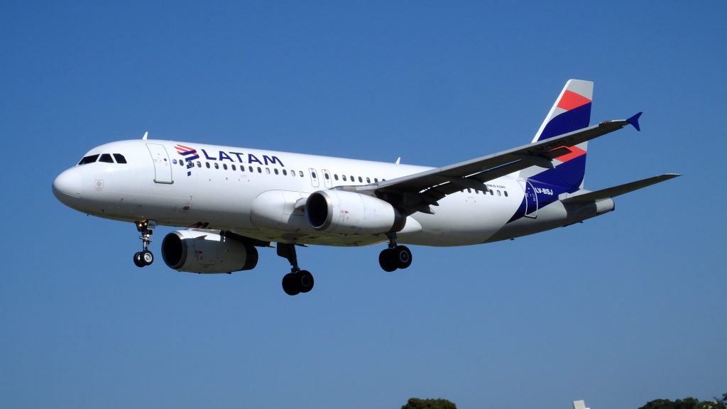 latam_a320-233_lv-bsj_33907622701-1024x576-1