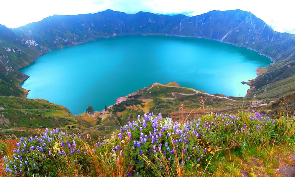 Laguna de Quilotoa uno de los lugares turísticos más visitados en Ecuador