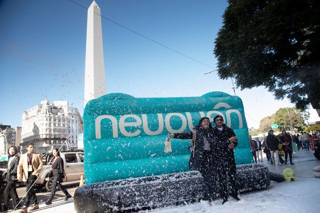 Neuquén lanzó su temporada de invierno con un show de nieve frente al Obelisco Neuquén lanzó su temporada de invierno con un show de nieve frente al Obelisco