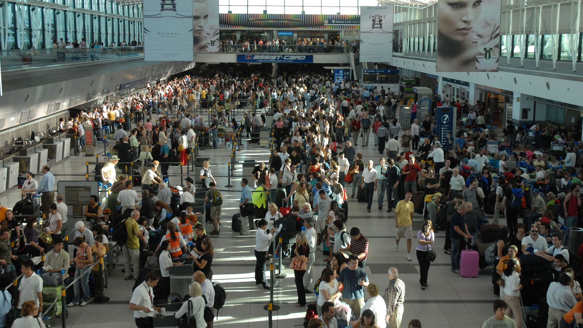 La cantidad de turistas que viajaron al exterior cayó un 20 por ciento y subió la llegada de extranjeros - Infobae