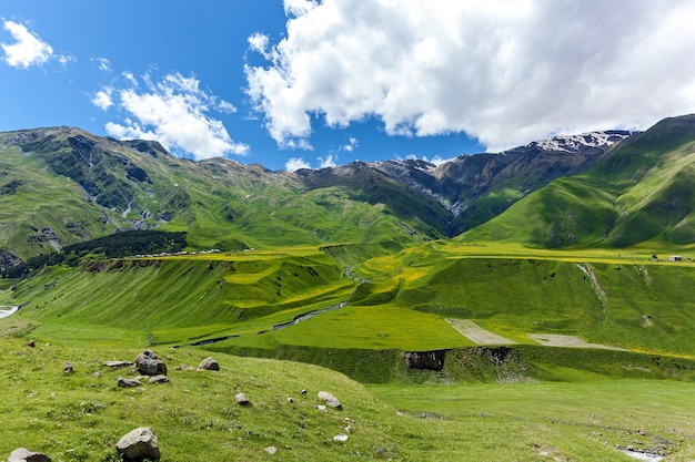Carretera militar georgiana, hermosos paisajes de montaña y ríos de montaña a lo largo de ella. Carretera militar georgiana | Foto Premium