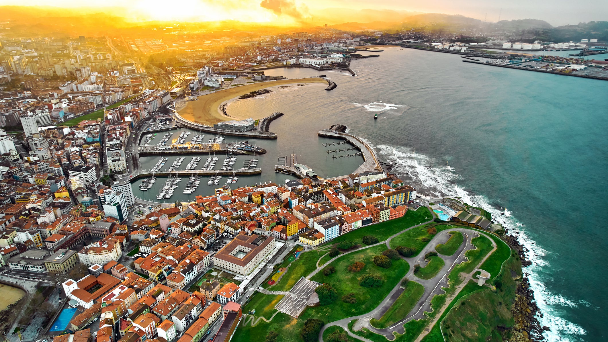 5 rutas guiadas por la ciudad de Gijón que no puedes perderte este verano