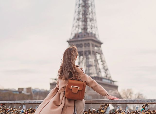 París es la ciudad del amor y de los extensos puentes para recorrer y disfrutar de sus canales. París es la ciudad del amor y de los extensos puentes para recorrer y disfrutar de sus canales.