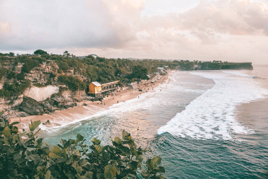 Bali te está esperando: las mejores olas de Indonesia para tu próximo viaje de surf