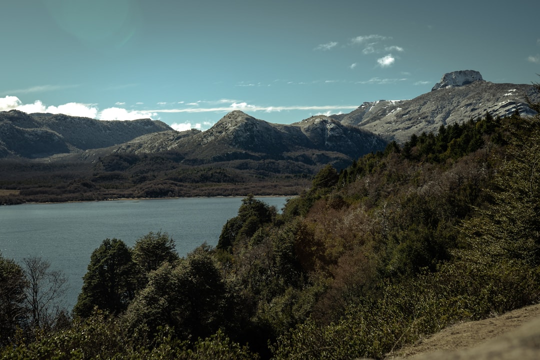 San Martín de los Andes en otoño: la Patagonia te espera con sus colores más vibrantes