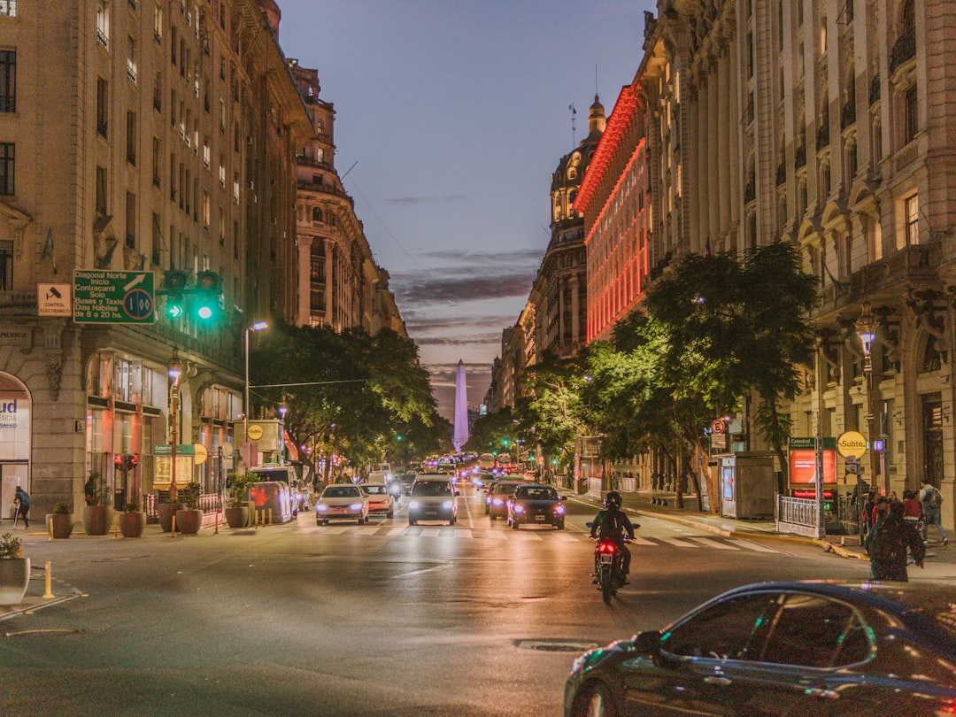 La noche porteña te hipnotiza: cómo vivir el tango auténtico en Buenos Aires sin ser turista