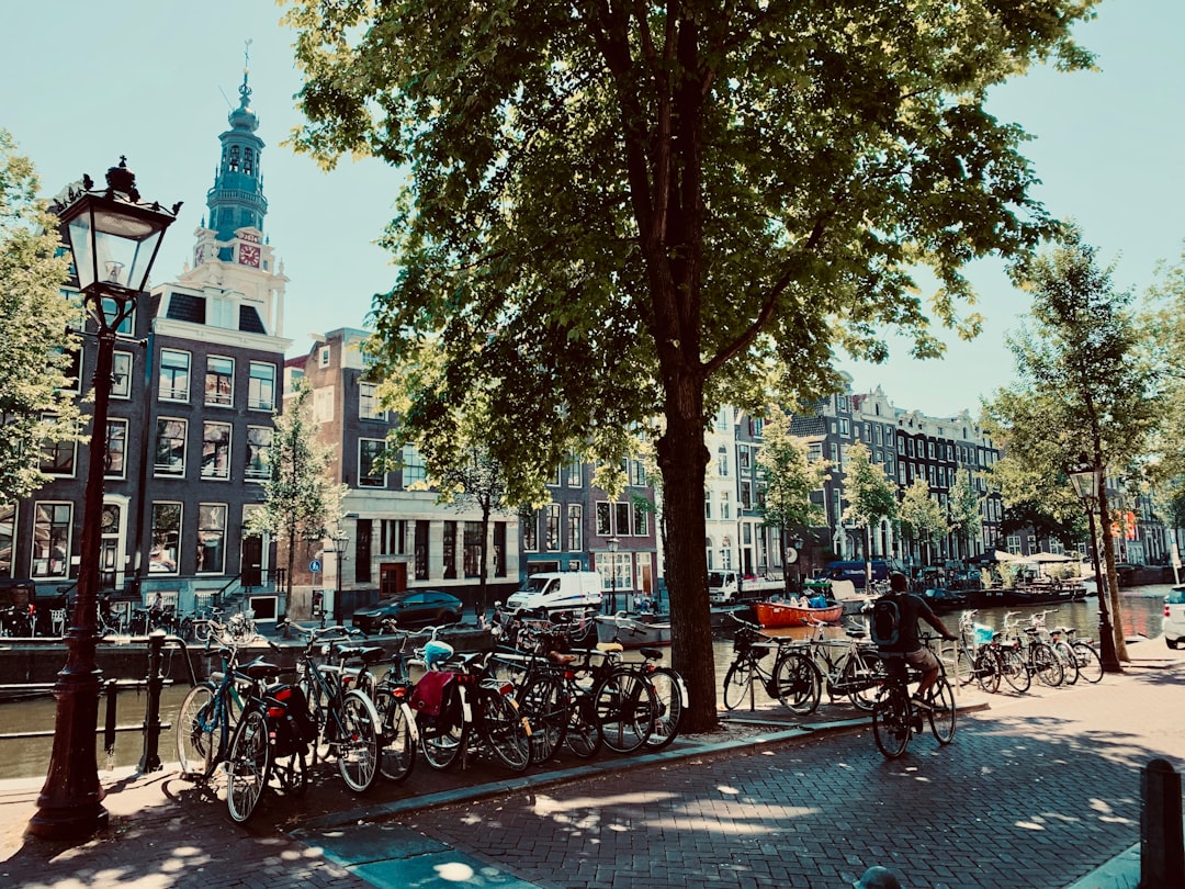 Amsterdam en bicicleta: la única forma de entender por qué todos quieren vivir acá