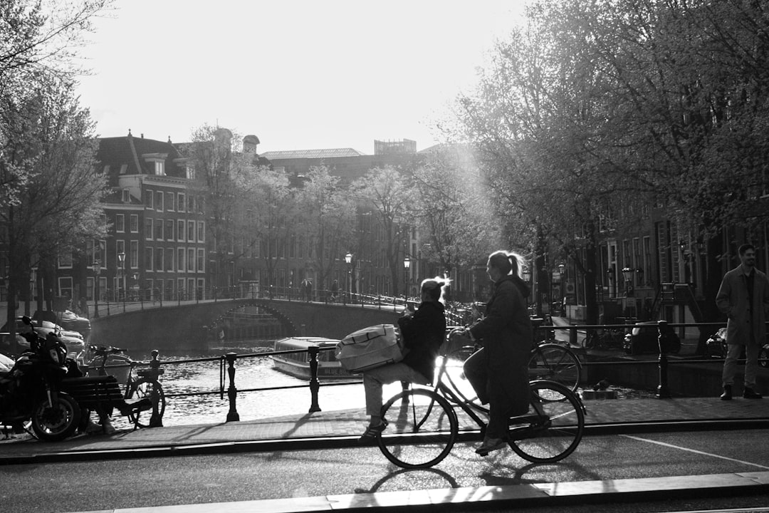 Amsterdam en bicicleta: la única forma de entender por qué todos quieren vivir acá