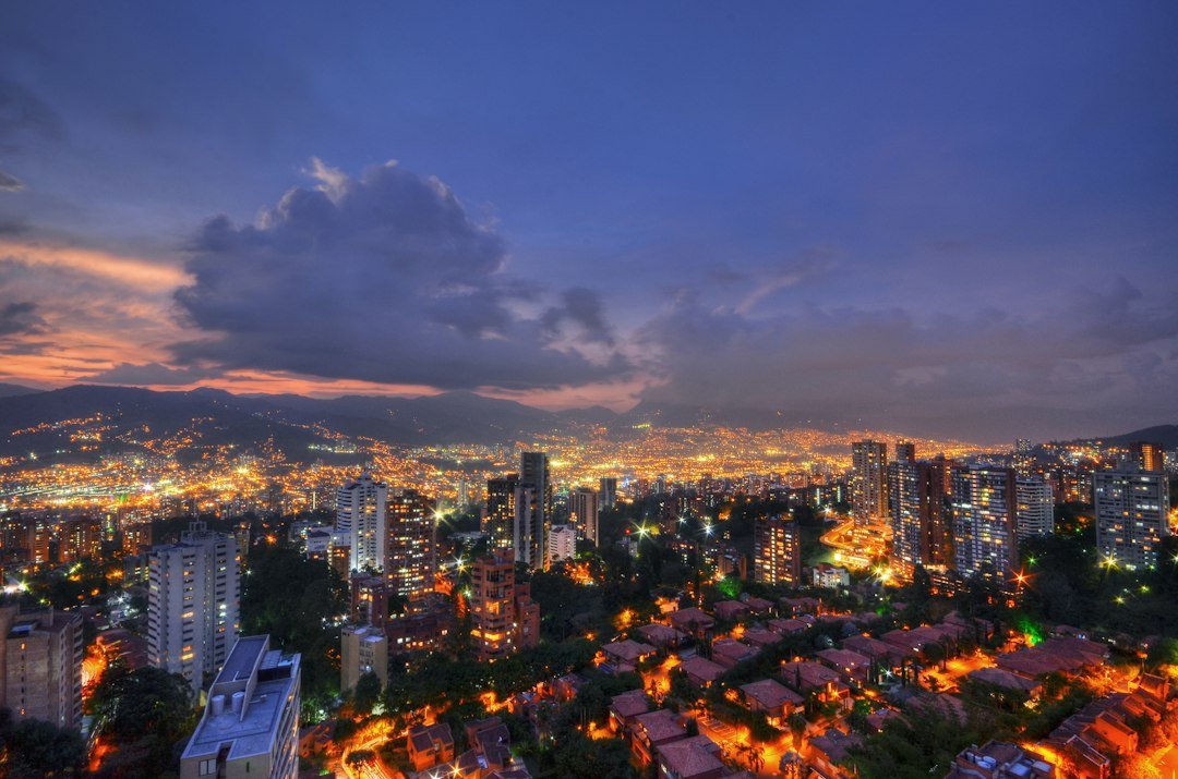 La noche de Medellín que los argentinos no esperábamos: bares, música y una ciudad que late diferente