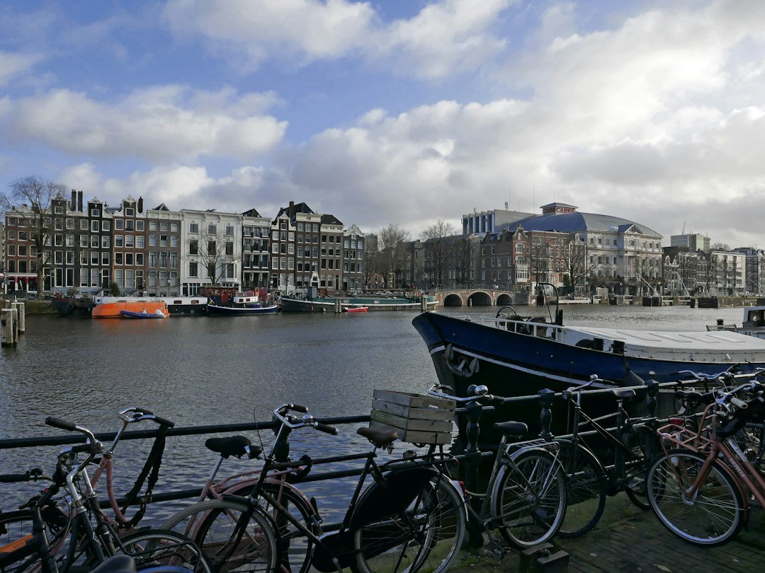 Pedaleando por Ámsterdam: cómo la bicicleta te abre las puertas de una ciudad que los turistas no ven