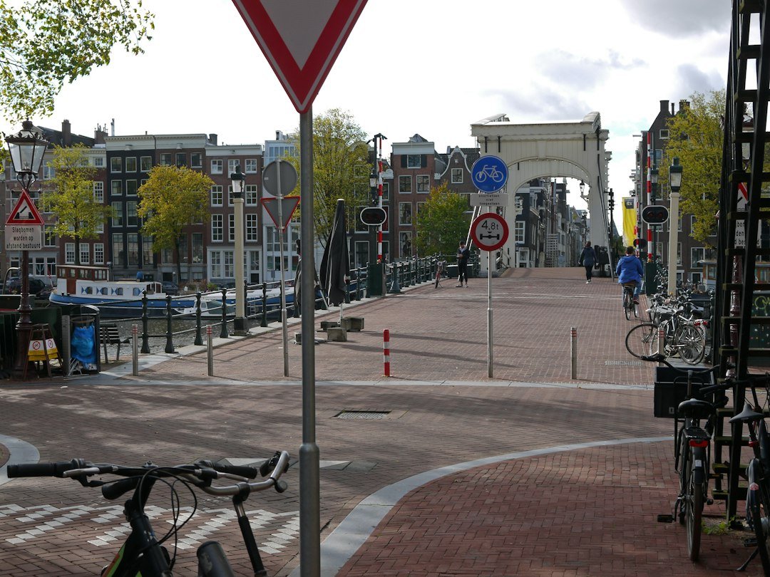 Pedaleando por Ámsterdam: cómo la bicicleta te abre las puertas de una ciudad que los turistas no ven
