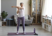 Adiós a las alas de murciélago: el sencillo ejercicio que puedes hacer en casa en 5 minutos para tonificar esta parte del cuerpo a partir de los 50 años