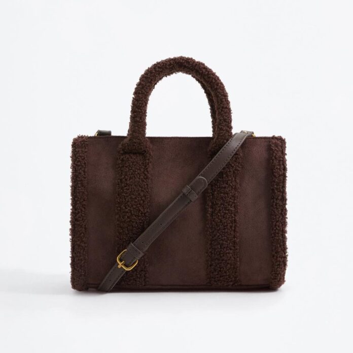 Novedad en Lefties: el bolso bandolera color bombón praliné con detalles de borreguito que parece de lujo