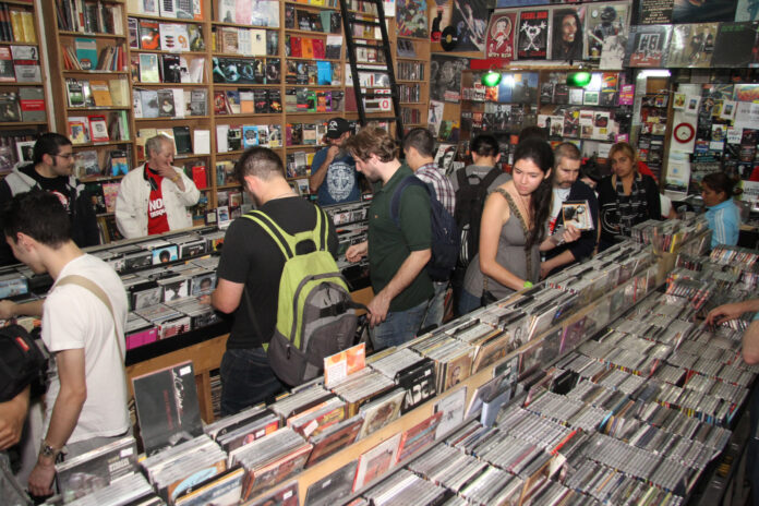 Vuelve la Noche de las Disquerías 2025: música, descuentos y el ritual de los vinilos