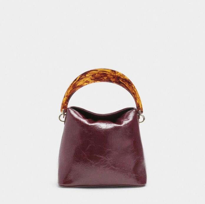 El nuevo bolso mini de Parfois parece un diseño vintage de lujo, es burdeos y cuesta menos de 26 euros