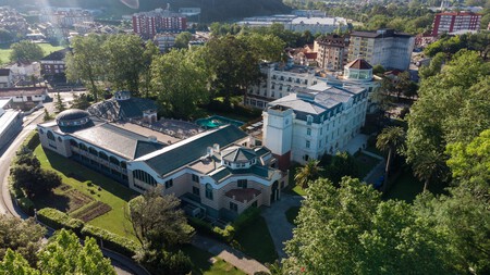 Hay un pueblo en Cantabria que parece detenido en la "belle époque": un balneario termal que es una maravilla e infinidad de palacios