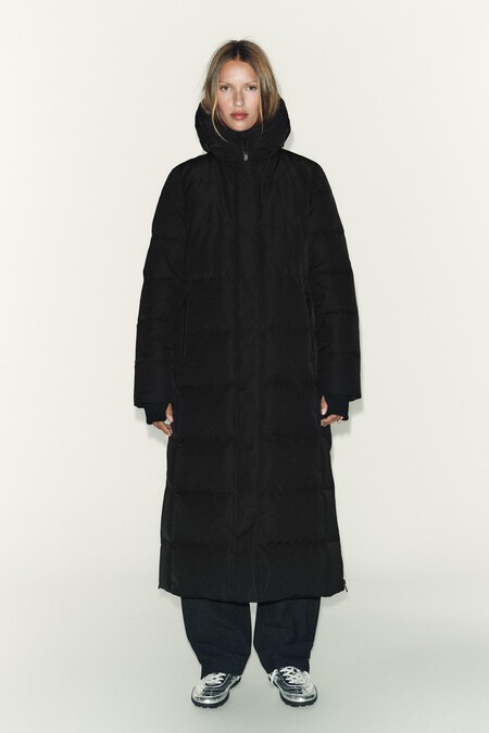 Zara vende el abrigo plumífero negro que arrasa en la ola de frío polar: es ligero, calentito, impermeable y resistente al viento