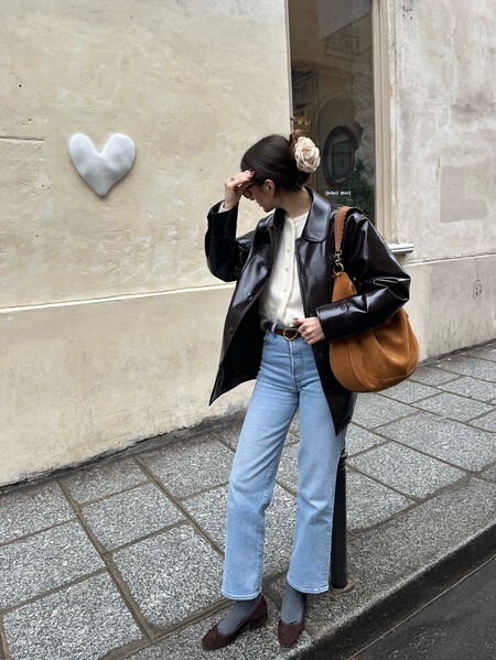 Las mujeres elegantes llevarán los pantalones vaqueros rectos de moda en 2026 con estos zapatos con taconcito cómodo
