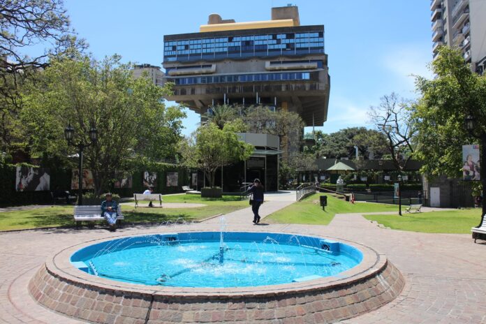 Buenos Aires celebra a Borges con un laberinto literario y una lectura al aire libre