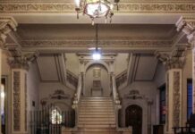 Cenas, conciertos y velas: el palacio centenario de Buenos Aires que parece salido de Europa