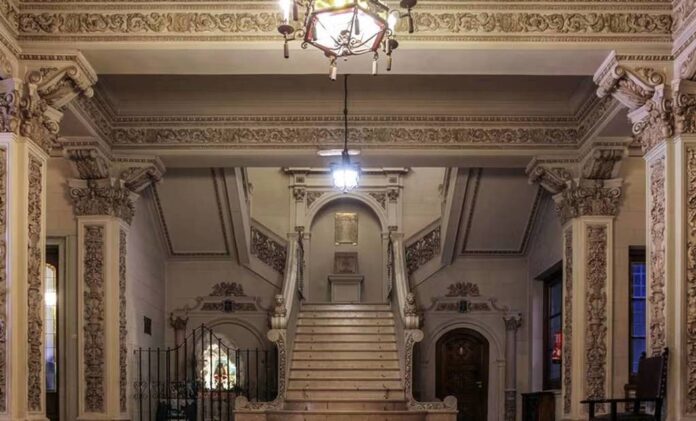 Cenas, conciertos y velas: el palacio centenario de Buenos Aires que parece salido de Europa