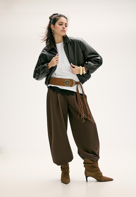 Stradivarius estrena nuevos pantalones: tipo balloon, color bombón praliné y muy elegantes