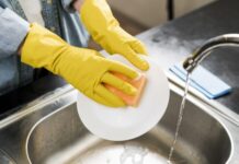 David Céspedes, experto en longevidad: “Los estropajos de cocina pueden estar destrozando tu digestión y tu microbiota intestinal”