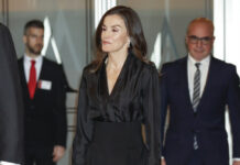 Vuelven los zapatos de tiras en primavera 2026 para completar los looks más elegantes, palabra de la reina Letizia