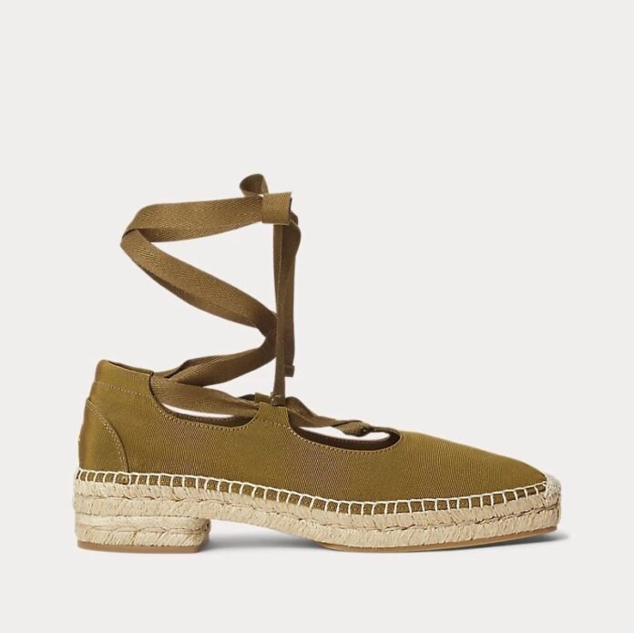 Estas alpargatas color verde aceituna están hechas en España y son un must para no sufrir por el dolor de pies en la Feria de Abril