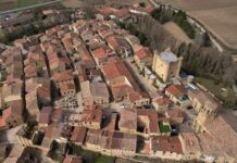 El pueblo medieval de 150 habitantes para recorrer a pie y comer las mejores chuletillas al sarmiento