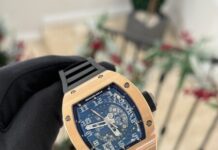Pep Guardiola le dice adiós a la camiseta celeste llevando un reloj tan simbólico y único como su paso por el Manchester City