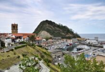 El precioso pueblo marinero que huele a brasas: una escapada entre parrillas, playas y calles medievales