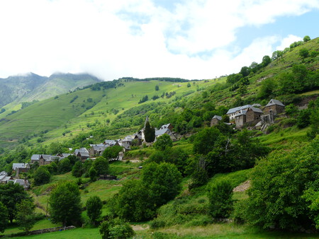 El pueblo de cuento donde refugiarse del calor este verano entre hayas centenarias y uno de los bosques más bonitos de España