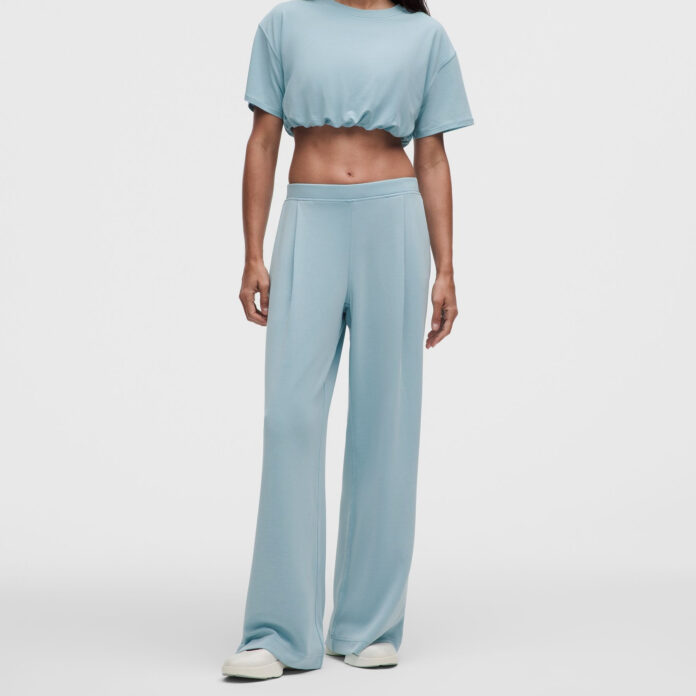 Los pantalones holgados de Lululemon azul cielo perfectos para olas de calor, que llevarás con bolsos marrón chocolate