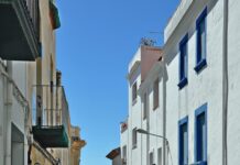 El pueblo marinero perfecto para una escapada: casas modernistas, playas diminutas y recetas de pescado tradicionales