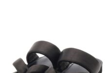 Estas son sandalias japonesas en color negro que mejor combinan con vestidos midi para vestir elegante el verano 2026