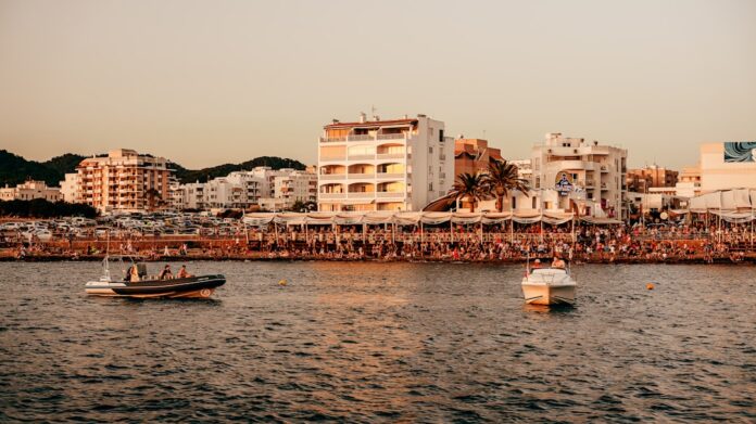 Ibiza de noche: la isla donde la fiesta no tiene horario y vos sos el protagonista