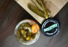 Los cocineros coinciden: la mejor ensalada de pasta no se aliña solo con aceite y vinagre; hay que añadir el jugo de los pepinillos para que tenga más sabor