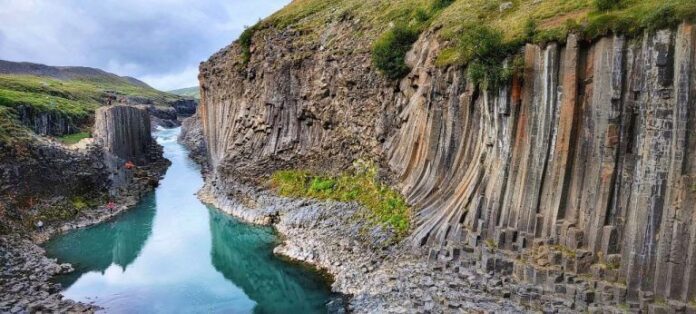 Si querés caminar entre volcanes y termas naturales, Islandia te está esperando