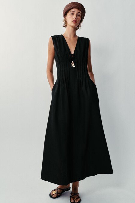 El vestido midi de Zara perfecto para el verano, por fresco y elegante, que arrasa entre las mujeres más estilosas