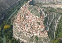 Es un pueblo pero parece una isla de piedra en medio de La Mancha: 350 habitantes, murallas medievales y un castillo convertido en cementerio