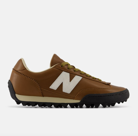 Las nuevas New Balance color shiitake que ya son imprescindibles en el armario cápsula de las chicas elegantes