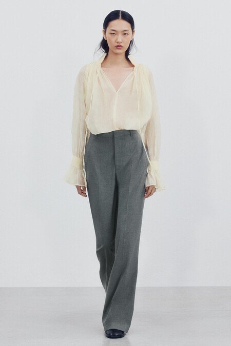 Vuelven los pantalones a la cintura y se llevan con botines para un look elegante en otoño 2026