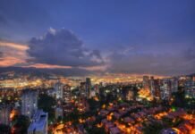 La noche de Medellín que los argentinos no esperábamos: bares, música y una ciudad que late diferente