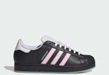 Las nuevas Adidas con detalles color grosella que mejor sientan con gabardinas este otoño y destronan a las Samba