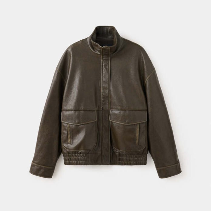 Mango firma la chaqueta bomber efecto piel que arrasa este otoño-invierno porque eleva cualquier look diario